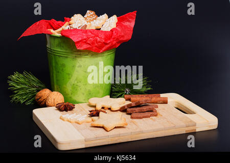 Idea fai da te nuovo anno e regalo di Natale concept biscotti di zucchero burro con decorazione a glassa reale in secchio verde con spazio copia Foto Stock