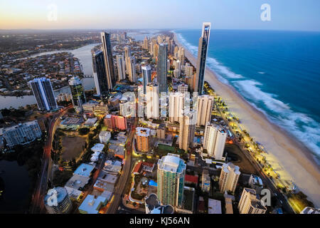 Vista del Surfers Paradise sulla Gold Coast, Australia dal skypoint observation deck a q1 edificio. Foto Stock