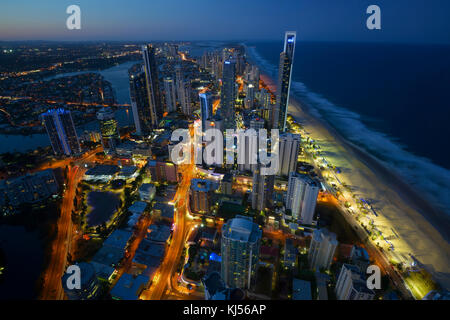 Vista del Surfers Paradise sulla Gold Coast, Australia dal SkyPoint Observation Deck a Q1 Edificio. Foto Stock