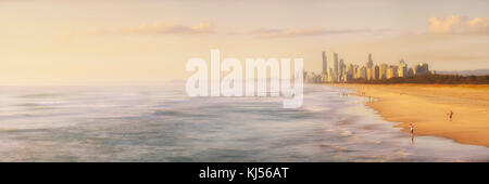 Vista della Gold Coast dal molo di pompaggio di sabbia di Southport Spit all'alba nel Queensland, Australia Foto Stock