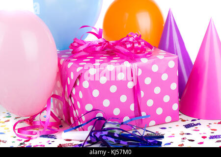 Rosa con il bianco polka dot regalo di compleanno e palloncini e cappelli di partito Foto Stock