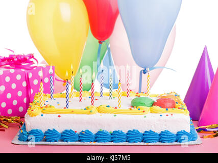 Primo piano di un regalo di compleanno con decorazioni Foto stock - Alamy