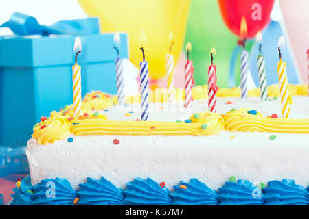 Primo piano di una torta di compleanno con candele accese Foto Stock
