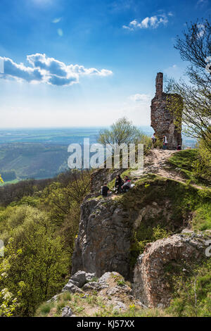 Stupava, Slovacchia - 9 aprile 2017: persone visitano le rovine del medievale castello di Pajstun vicino a Bratislava Foto Stock