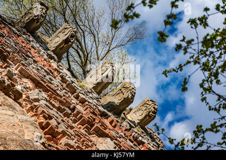 Mascheroni e pareti del medievale castello di Pajstun vicino a Bratislava (Slovacchia) Foto Stock