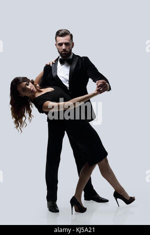 Passione Flamenco Dancers su sfondo grigio Foto Stock