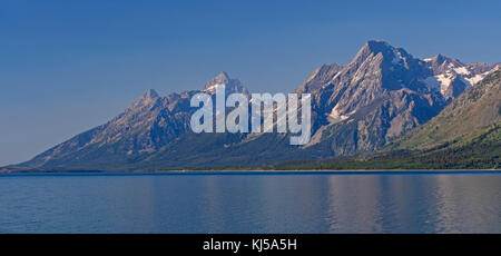 Il grand tetons si vede attraverso il lago Jackson nel parco nazionale di Grand Teton in wyoming Foto Stock