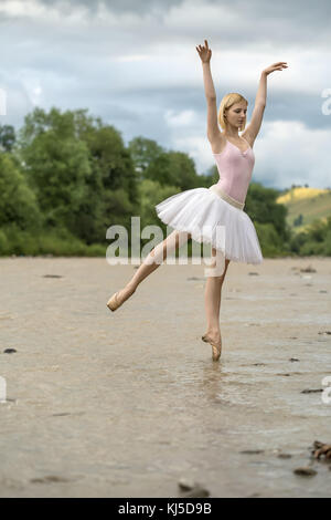 Ballerina in posa di fiume Foto Stock