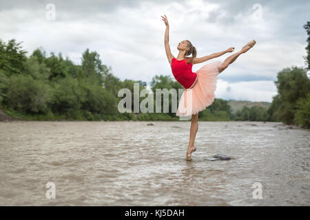 Ballerina in posa in fiume Foto Stock