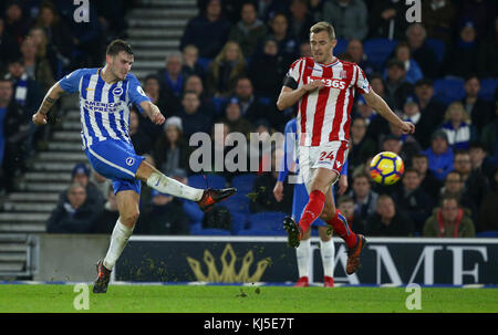 Shane Duffy di Brighton germogli come Darren Fletcher tenta di intercettare durante il match di Premier League tra Brighton e Hove Albion e Stoke City presso la American Express Community Stadium di Brighton e Hove. 20 Nov 2017. **** Solo uso editoriale *** FA Premier League e Football League immagini sono soggette a licenza DataCo vedere www.football-dataco.com Foto Stock