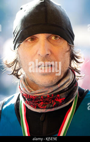 19 Novembre 2017 - Italia, Lombardia, Crema, mezza maratona, Giuseppe Cruciani giornalista Foto Stock