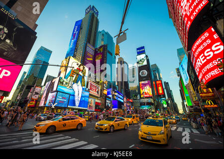 NEW YORK CITY - Agosto 23, 2017: luminose insegne al neon lampeggia su folle e taxi traffico passato zoom Times Square il luogo di ritrovo della città famosa nuovo Foto Stock