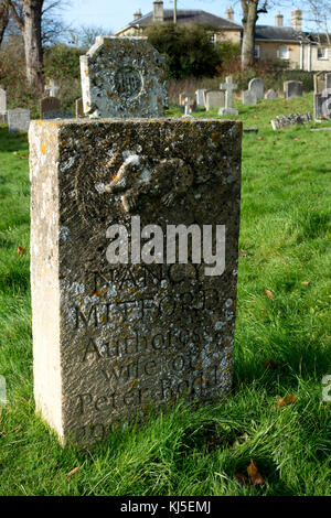 Nancy Mitford grave, St. Mary's sagrato, Swinbrook, Oxfordshire, England, Regno Unito Foto Stock