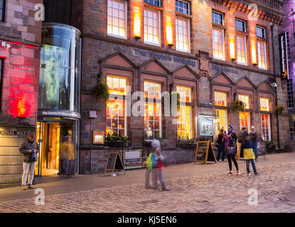 Vista notturna dello Scotch Whisky Experience sul Royal Mile di Edimburgo, Scozia, Regno Unito Foto Stock