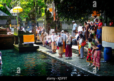 Tirta Empul, un Indù molla santo tempio di acqua situato vicino alla città di Tampaksiring Bali dove adoratori di venire per la purificazione Foto Stock