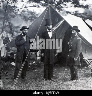 Da sinistra a destra: fotografia di Allan Pinkerton (1819-1884) il presidente Abraham Lincoln (1809-1865) e John Alexander McClernand (1812-1900) durante la battaglia di Antietam. Datata del XIX secolo Foto Stock