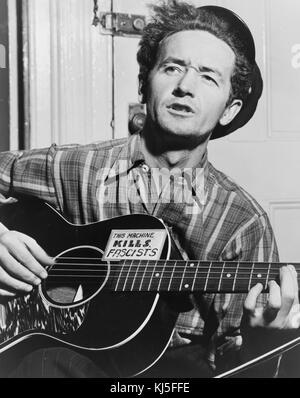 Woodrow Wilson 'woody' Guthrie (1912 - 1967) American cantautore e musicista il cui patrimonio musicale include centinaia di politici, tradizionali e canzoni per i bambini, insieme con le ballate e improvvisato opere. Foto Stock