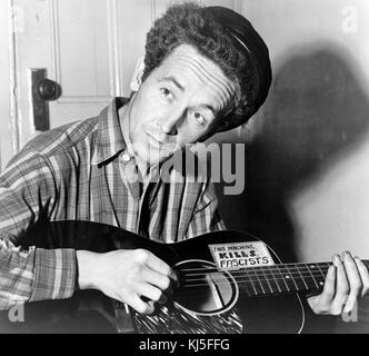 Woodrow Wilson 'woody' Guthrie (1912 - 1967) American cantautore e musicista il cui patrimonio musicale include centinaia di politici, tradizionali e canzoni per i bambini, insieme con le ballate e improvvisato opere. Foto Stock