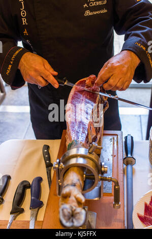 Il carving prosciutto iberico presso il ristorante El Monte, Salamanca, Spagna Foto Stock