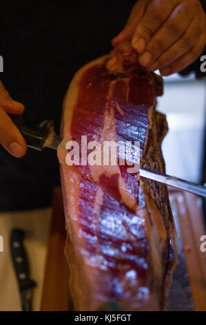 Il carving prosciutto iberico presso il ristorante El Monte, Salamanca, Spagna Foto Stock