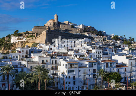 La città di Ibiza e la cattedrale di Santa Maria d'Eivissa, Ibiza, Isole Baleari, Spagna. Foto Stock