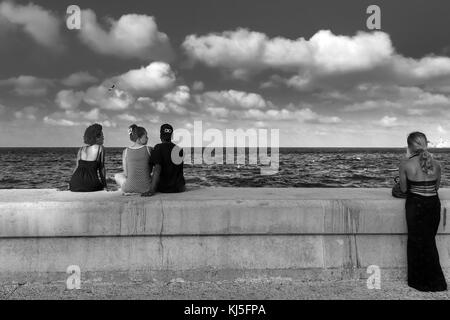 La gente sul Malecon, Havana Foto Stock