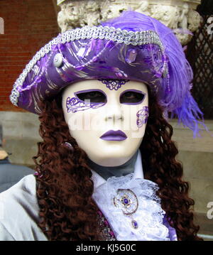 Costume partecipante al Carnevale di Venezia (Carnevale di Venezia), un festival annuale tenutasi a Venezia, Italia. Ha cominciato a ricordare una vittoria della 'Serenissima Repubblica" contro il Patriarca di Aquileia, nell'anno 1162. In onore di questa vittoria, Foto Stock