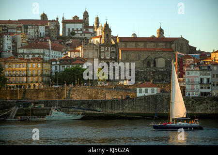 Architettura storica sorge sopra il Rio Douro, Porto, Portogallo Foto Stock