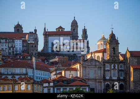 Architettura storica sorge sopra il Rio Douro, Porto, Portogallo Foto Stock