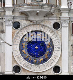 San Marco è di clock Clock alloggiata nella torre dell'Orologio di Piazza San Marco a Venezia, Italia, adiacente le Procuratie Vecchie. Il primo orologio alloggiato nella torre fu costruito e installato da Gian Paolo e Gian Carlo Rainieri, padre e figlio, tra 1496 e 1499, e fu uno di un certo numero di pubblico di grandi dimensioni orologi astronomici eretto in tutta Europa durante il XIV e il XV secolo. Foto Stock