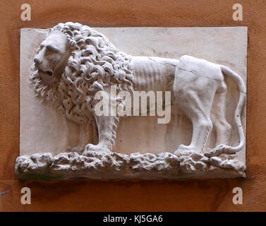 Il simbolo del leone di Venezia, raffigurato su una parete a rilievo, in città Foto Stock