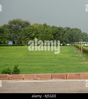 Vista da Rajpath Marg per l'India Gate, Delhi in India. Rajpath (il significato di "Re della strada") è un cerimoniale di boulevard a Nuova Delhi, in India, che corre da Rashtrapati Bhavan su Raisina Hill attraverso Vijay Chowk e India Gate per lo stadio nazionale. Il viale è rivestito su entrambi i lati da enormi prati, canali e filari di alberi. È stato progettato da Edward Lutyens Foto Stock