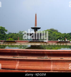 Vista da Rajpath Marg per l'India Gate, Delhi in India. Rajpath (il significato di "Re della strada") è un cerimoniale di boulevard a Nuova Delhi, in India, che corre da Rashtrapati Bhavan su Raisina Hill attraverso Vijay Chowk e India Gate per lo stadio nazionale. Il viale è rivestito su entrambi i lati da enormi prati, canali e filari di alberi. È stato progettato da Edward Lutyens Foto Stock