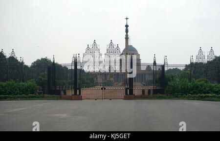 Il Rashtrapati Bhavan (residenza presidenziale), precedentemente noto come viceré's House è la sede ufficiale del Presidente dell'India, situato all'estremità occidentale di Rajpath in New Delhi, India. Si può fare riferimento al solo il mansion (340-camera Edificio principale) che ha il presidente della residenza ufficiale, sale e camere per gli ospiti e uffici; essa può anche consultare l'intero 130 ettari (320 acri) Presidente Station Wagon che include inoltre enormi giardini presidenziali (Giardini Mughal), Foto Stock