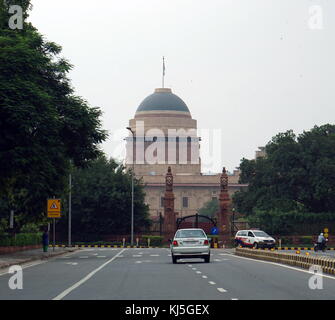 Il Rashtrapati Bhavan (residenza presidenziale), precedentemente noto come viceré's House è la sede ufficiale del Presidente dell'India, situato all'estremità occidentale di Rajpath in New Delhi, India. Si può fare riferimento al solo il mansion (340-camera Edificio principale) che ha il presidente della residenza ufficiale, sale e camere per gli ospiti e uffici; essa può anche consultare l'intero 130 ettari (320 acri) Presidente Station Wagon che include inoltre enormi giardini presidenziali (Giardini Mughal), Foto Stock