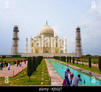 Il Taj Mahal (corona del palazzo) bianco-avorio, mausoleo di marmo sulla riva sud del fiume Yamuna nella città indiana di Agra. Esso è stato commissionato nel 1632 dall'imperatore Mughal, Shah Jahan regnò (1628-1658), per alloggiare la tomba di sua moglie prediletta, Mumtaz Mahal. Foto Stock