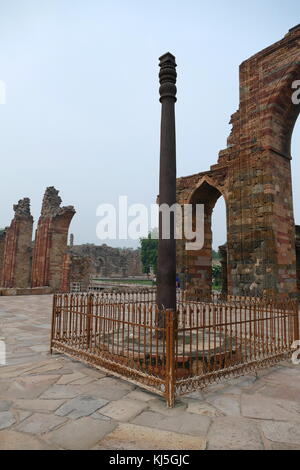 La colonna di ferro si trova nel complesso di Qutb (monumenti ed edifici), a Mehrauli in Delhi, India. Si tratta di un 7 m (23 ft) colonna, nel complesso di Qutb, notevole per la ruggine-composizione resistente dei metalli utilizzati nella sua costruzione. Il pilastro pesa oltre 6.000 kg (13.000 lb) ed è pensato per essere state originariamente eretto in che cosa ora è Udayagiri da uno dei monarchi Gupta in circa 402 CE Foto Stock