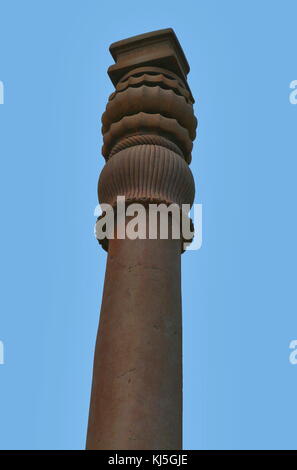 La colonna di ferro si trova nel complesso di Qutb (monumenti ed edifici), a Mehrauli in Delhi, India. Si tratta di un 7 m (23 ft) colonna, nel complesso di Qutb, notevole per la ruggine-composizione resistente dei metalli utilizzati nella sua costruzione. Il pilastro pesa oltre 6.000 kg (13.000 lb) ed è pensato per essere state originariamente eretto in che cosa ora è Udayagiri da uno dei monarchi Gupta in circa 402 CE Foto Stock