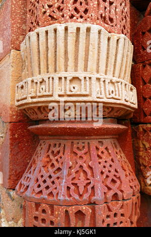 Qutab Minar è un minareto che fa parte del complesso di Qutb, un sito Patrimonio Mondiale dell'UNESCO nell'area Mehrauli di Delhi, India. Costruito con pietra arenaria rossa e marmo, Qutb Minar è a 73 metri (240 piedi) alta torre di rastremazione di cinque piani, con un 14,3 metri (47 piedi) di diametro di base, riducendo a 2,7 metri (9 piedi) al picco. Esso contiene una scala a spirale di 379 passi. Qutb al-Din Aibak, fondatore del Sultanato di Delhi, inizia la costruzione del Qutab Minar i primi piani di circa 1192. In 1220, Aibak suo successore e son-in-law Iltutmish completato un ulteriore tre piani. In 1369, fulmine colpì Foto Stock