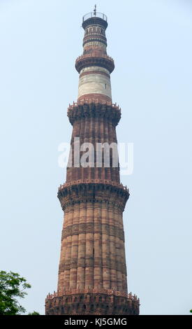 Qutab Minar è un minareto che fa parte del complesso di Qutb, un sito Patrimonio Mondiale dell'UNESCO nell'area Mehrauli di Delhi, India. Costruito con pietra arenaria rossa e marmo, Qutb Minar è a 73 metri (240 piedi) alta torre di rastremazione di cinque piani, con un 14,3 metri (47 piedi) di diametro di base, riducendo a 2,7 metri (9 piedi) al picco. Esso contiene una scala a spirale di 379 passi. Qutb al-Din Aibak, fondatore del Sultanato di Delhi, inizia la costruzione del Qutab Minar i primi piani di circa 1192. In 1220, Aibak suo successore e son-in-law Iltutmish completato un ulteriore tre piani. In 1369, fulmine colpì Foto Stock