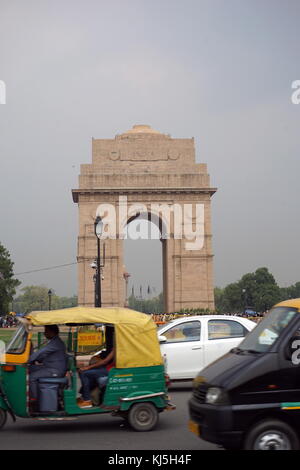 L'India Gate, (originariamente chiamato All India Memoriale di guerra), è un memoriale di guerra si trova a cavallo della Rajpath, sul bordo orientale del 'asse cerimoniale' di New Delhi, India Foto Stock