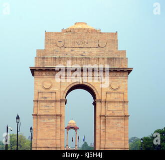 L'India Gate, (originariamente chiamato All India Memoriale di guerra), è un memoriale di guerra si trova a cavallo della Rajpath, sul bordo orientale del 'asse cerimoniale' di New Delhi, India Foto Stock