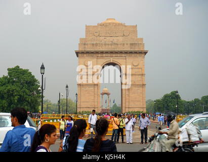 L'India Gate, (originariamente chiamato All India Memoriale di guerra), è un memoriale di guerra si trova a cavallo della Rajpath, sul bordo orientale del 'asse cerimoniale' di New Delhi, India Foto Stock