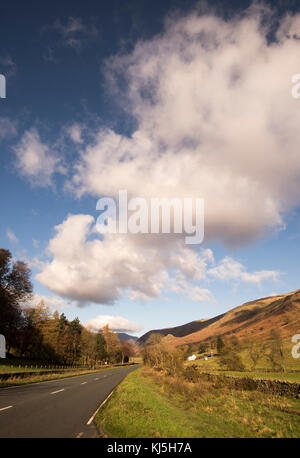 Giornata autunnale sulla a591 attraverso il Lake District, Cumbria Inghilterra Regno Unito Foto Stock