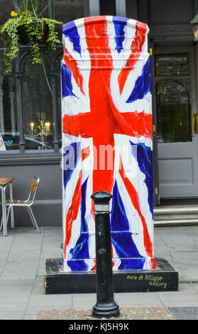 Windsor, Berkshire. Inghilterra uk- aprile 22 2016 :una cabina telefonica a Windsor Berkshire Inghilterra dipinto con la union jack. Foto Stock