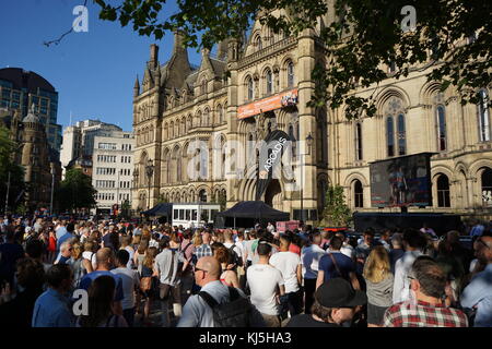 Veglia di Manchester Town Hall, durante i giorni seguenti il 22 maggio 2017, attentato suicida, effettuata a Manchester Arena di Manchester, Inghilterra, a seguito di un concerto del cantante americana Ariana Grande.. Il Municipio è un Vittoriano, neo-gotico palazzo comunale a Manchester in Inghilterra. È il cerimoniale di sede del Manchester City Council è stato progettato da architetto Alfred Waterhouse, il municipio fu completato nel 1877. Foto Stock