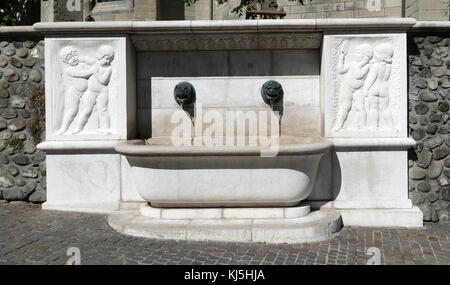 Bassorilievo in pietra raffigurante amorini che circonda una fontanella nell'area della città vecchia di Ginevra, Svizzera Foto Stock