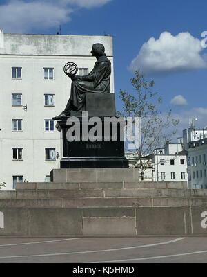 Statua di Varsavia di commemorazione, Nicolaus Copernicus (1473 - 1543) una riforma rinascimentale-era un astronomo che ha formulato un modello dell'universo che pone il Sole piuttosto che la Terra al centro dell'universo, Foto Stock