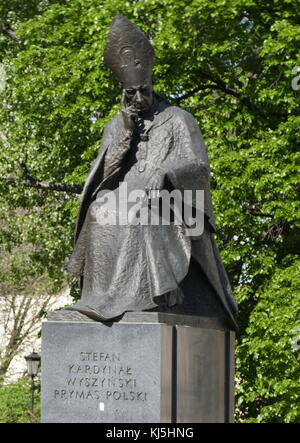 Statua di Stefan Wyszynski (1901 - 1981) a Varsavia in Polonia Cardinale Stefan Wyszynski fu un prelato polacco della Chiesa Cattolica Romana. Vescovo di Lublino dal 1946 al 1948, arcivescovo di Varsavia e arcivescovo di Gniezno dal 1948 al 1981. Per molti era il leader indiscutibile della nazione polacca (l'uncrowned re di Polonia), in opposizione al governo totalitario. Inoltre è accreditato per la sopravvivenza del cristianesimo polacco a fronte della sua repressione e la persecuzione durante il regno del 1945-1989 regime comunista. Foto Stock