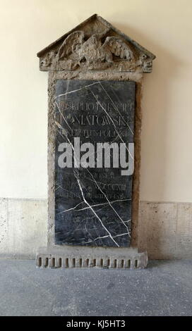 Lapide in memoria il principe Józef Antoni Poniatowski, dentro i giardini del Palazzo Reale di Varsavia, Polonia. Poniatowski (1763 - 1813) era un leader polacco, generale, ministro della guerra e capo dell'esercito, che divenne un maresciallo dell'Impero Francese. Foto Stock